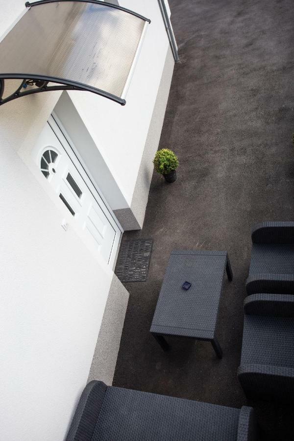 Villa Hillside Apartment เยเซนิตเซ ภายนอก รูปภาพ